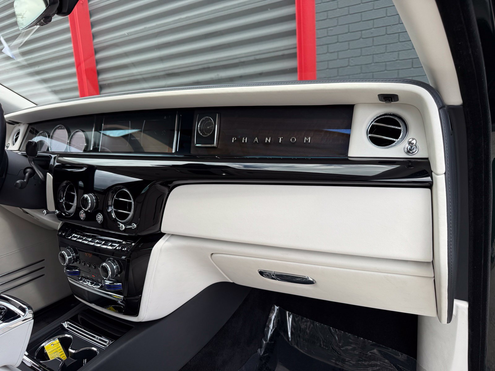 Used 2022 Rolls-Royce Phantom Sedan RWD image 49