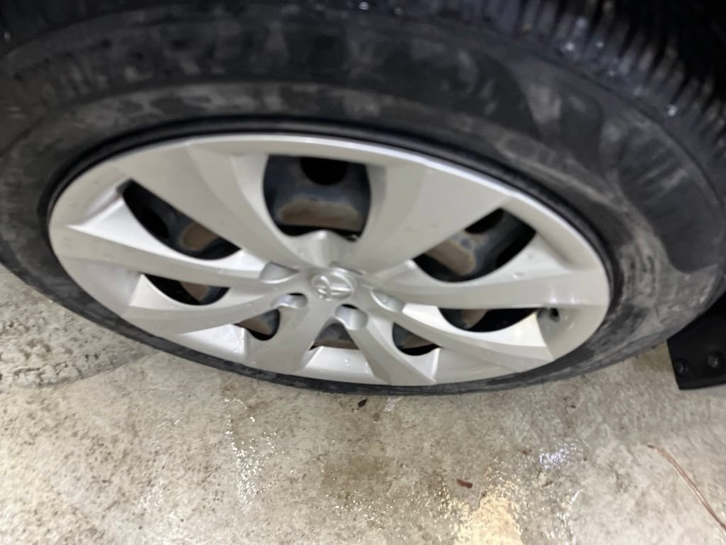 Used 2021 Toyota Corolla LE w/ Carpet Mat Package (TMS) FWD image 10