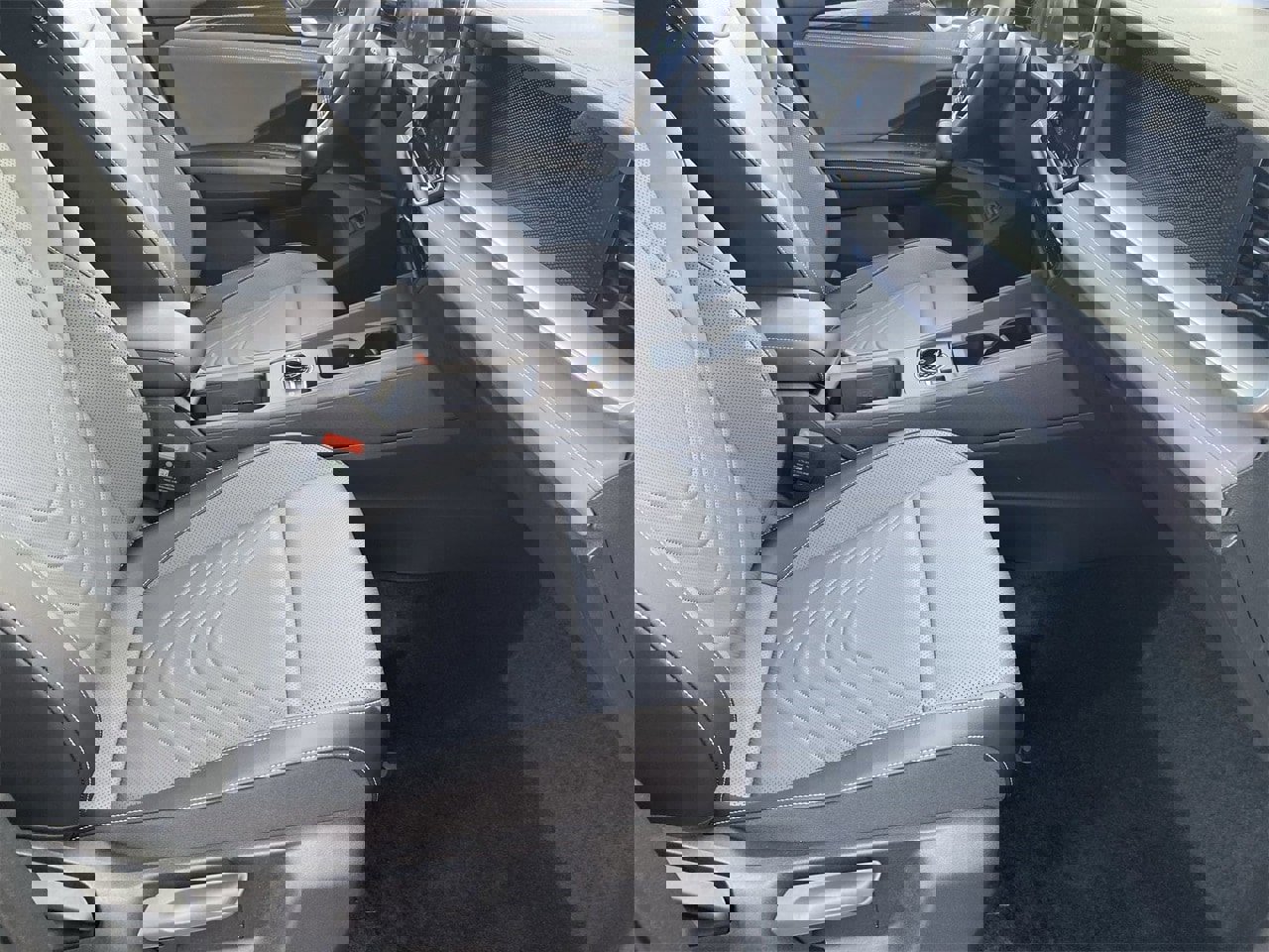 New 2025 Volkswagen Tiguan SE image 8