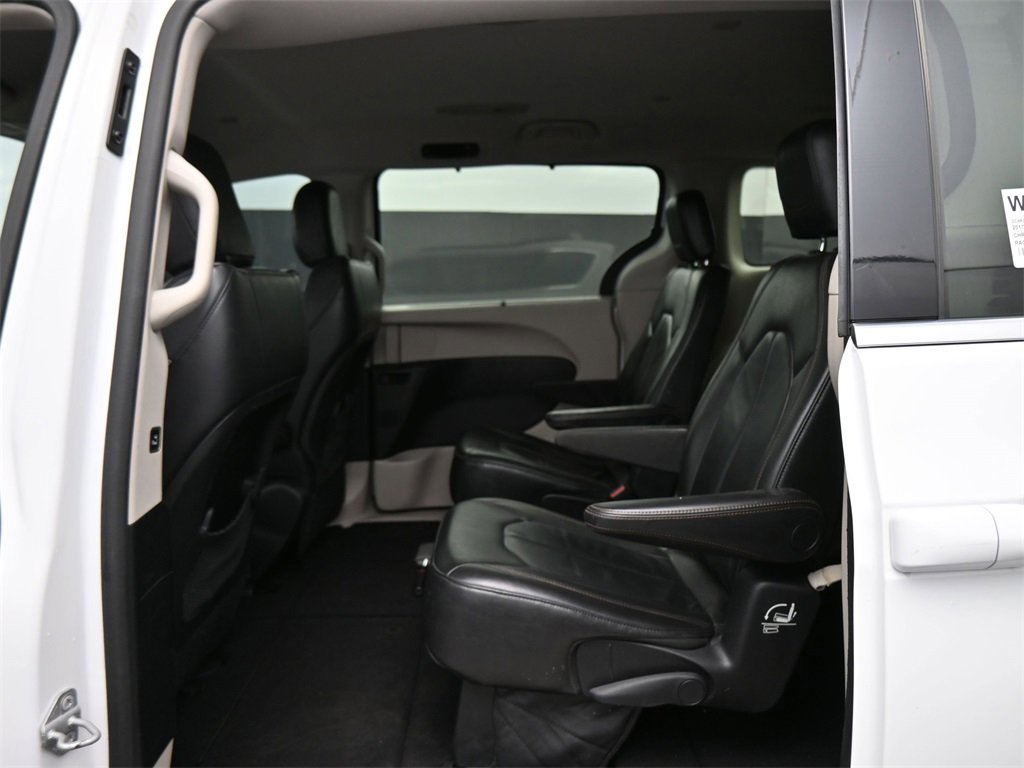 Used 2017 Chrysler Pacifica Touring-L image 13