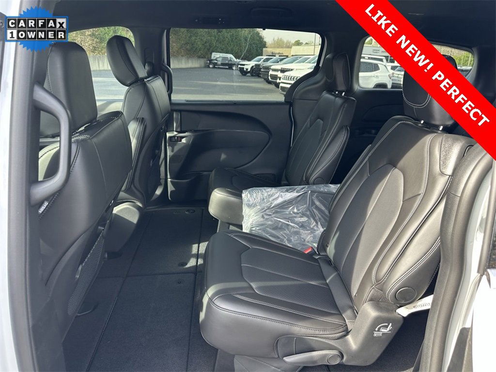 Used 2025 Chrysler Pacifica Select image 18