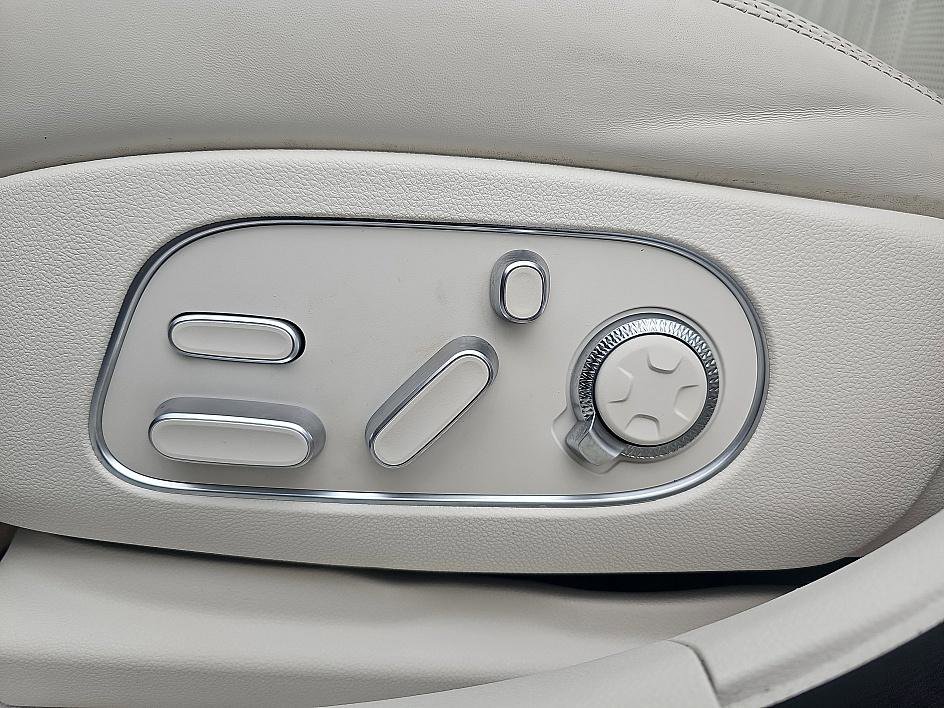 Used 2023 Genesis G90 3.5T image 16