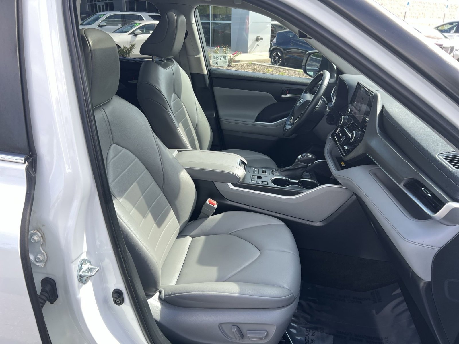 Used 2023 Toyota Highlander XLE AWD/4WD image 27