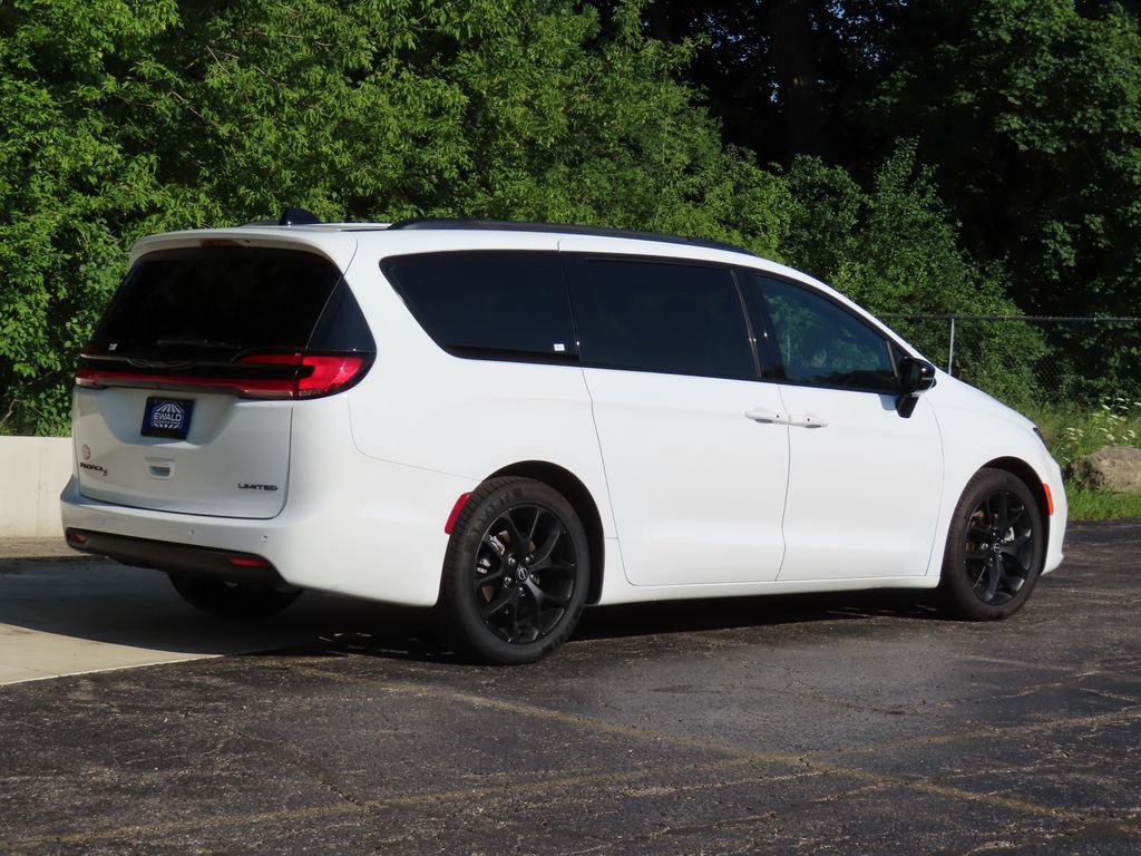 Certified 2025 Chrysler Pacifica Limited FWD image 3
