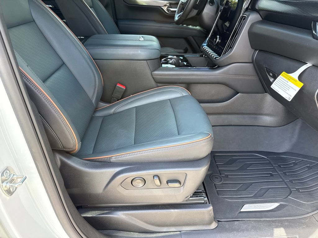 Used 2025 GMC Yukon AT4 AWD/4WD image 13
