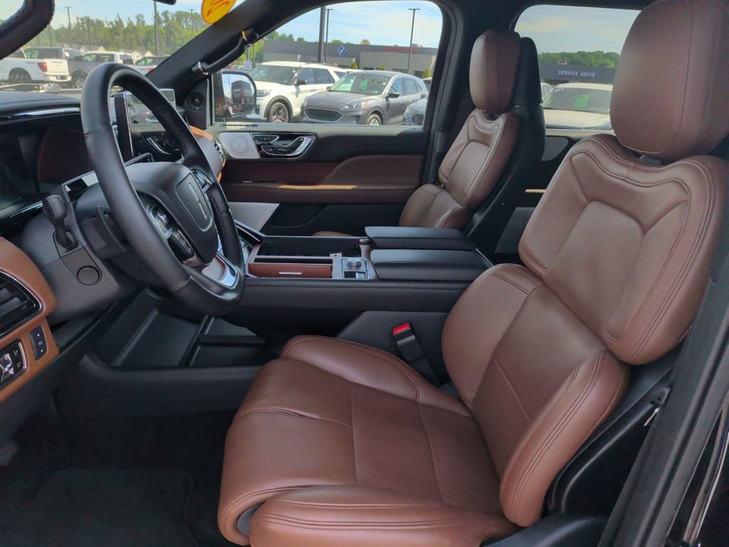 Used 2023 Lincoln Navigator Reserve AWD/4WD image 4
