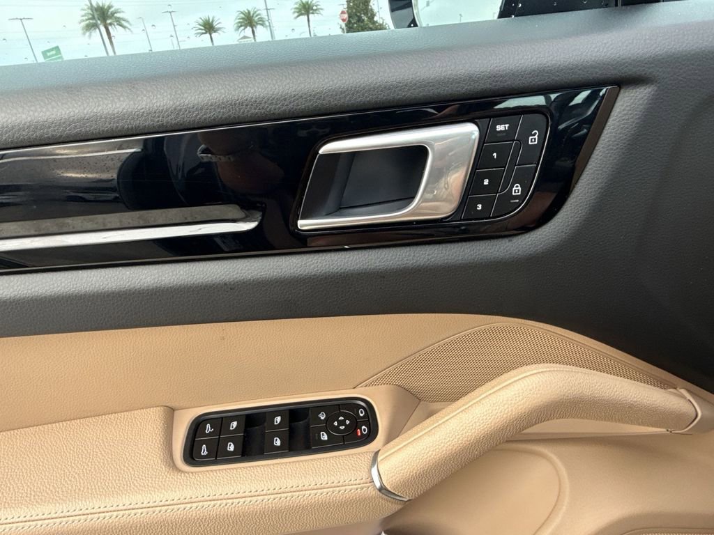 Used 2023 Porsche Cayenne image 29