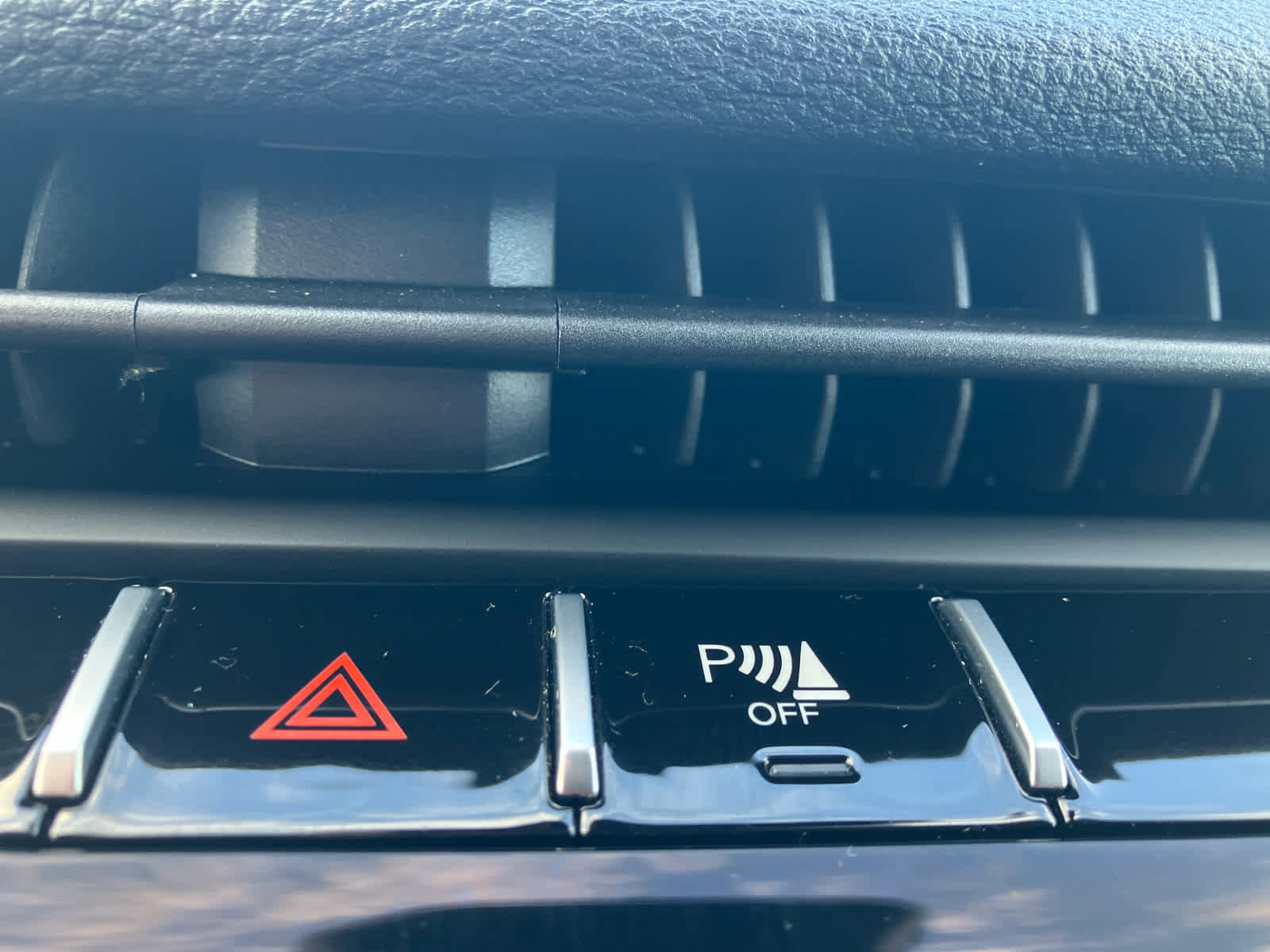 Used 2025 Jeep Grand Cherokee L Limited w/ Luxury Tech Group II image 25