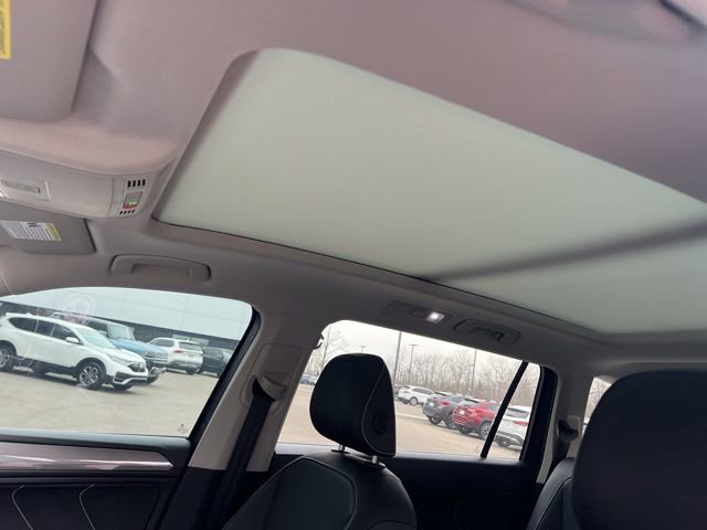 Used 2022 Volkswagen Tiguan SE w/ Panoramic Sunroof Package image 7