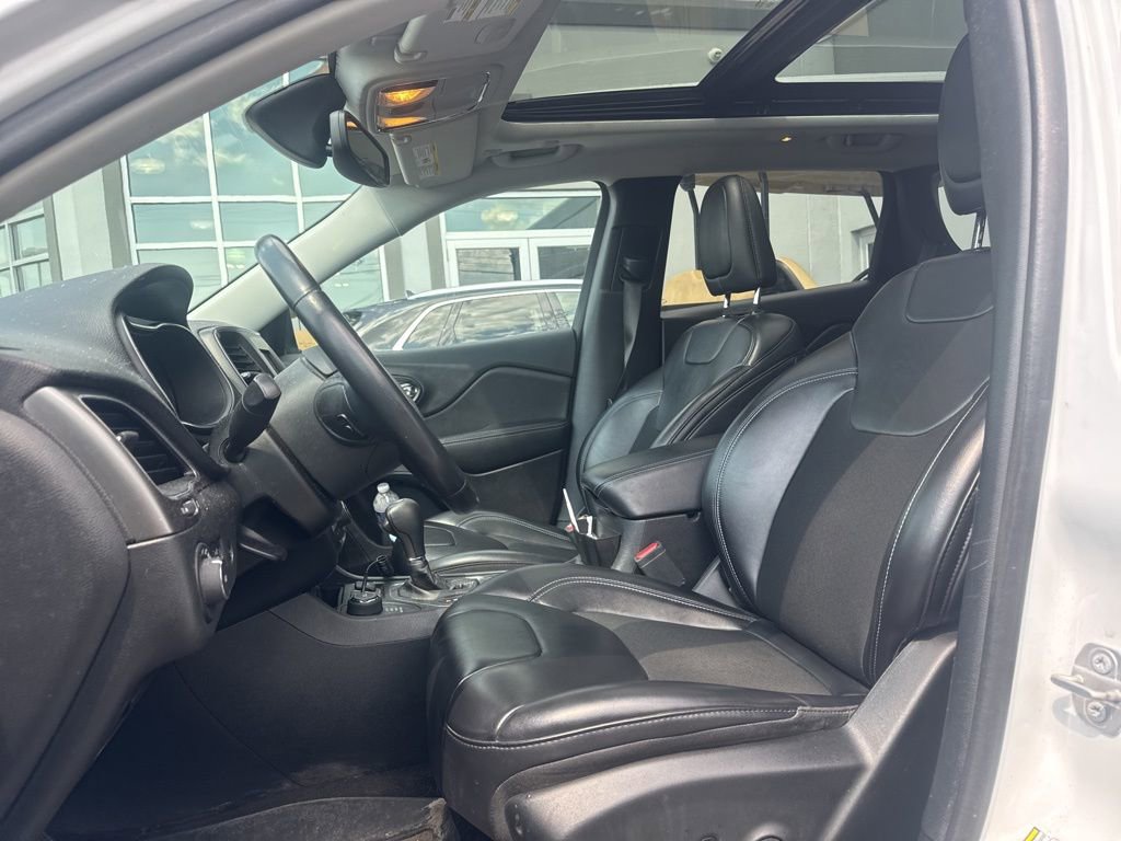 Used 2019 Jeep Cherokee Latitude Plus w/ Comfort/Convenience Group AWD/4WD image 2