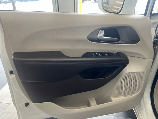 Used 2017 Chrysler Pacifica Touring-L FWD image 14