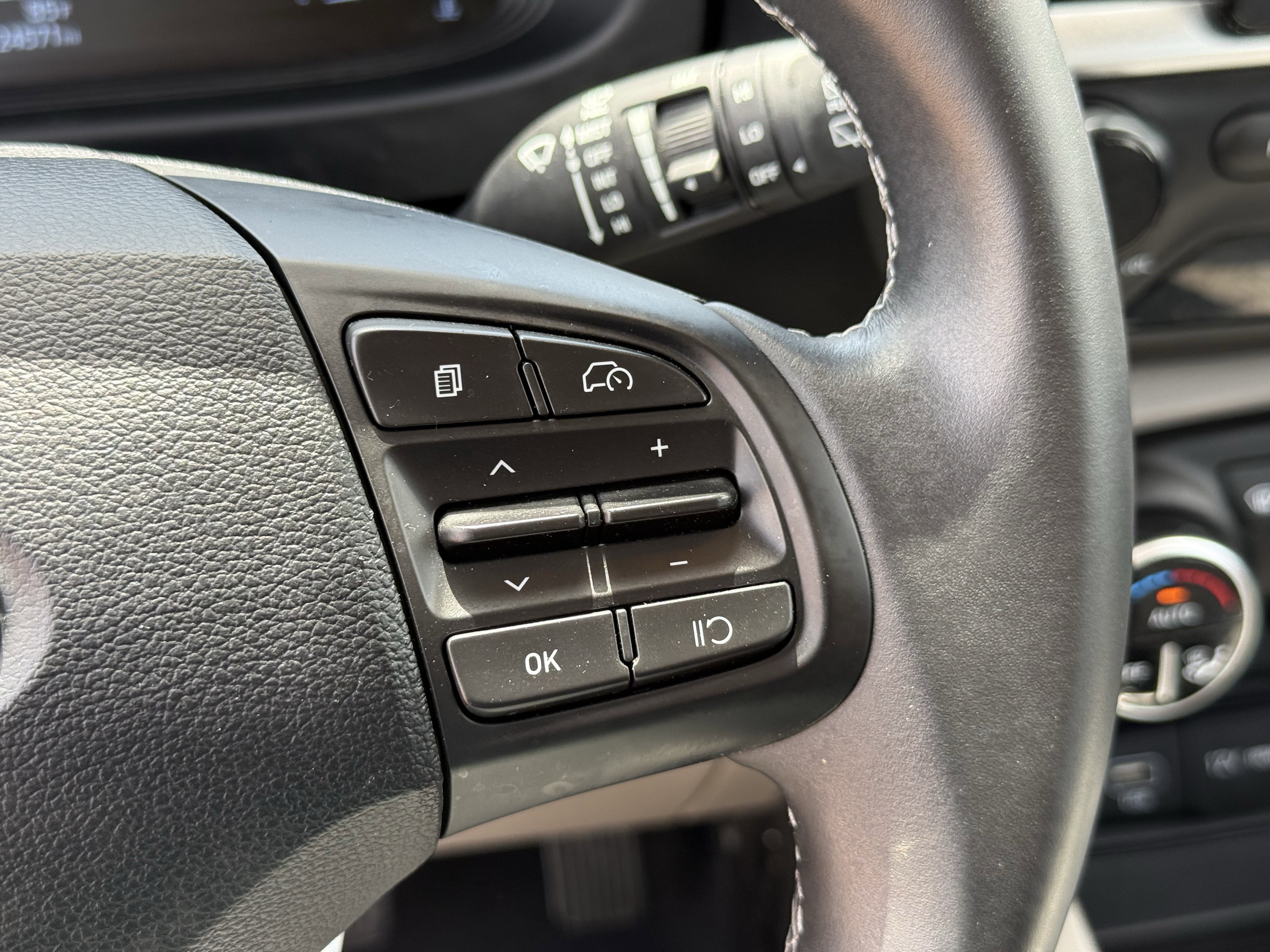 Used 2025 Hyundai Venue SEL FWD image 18