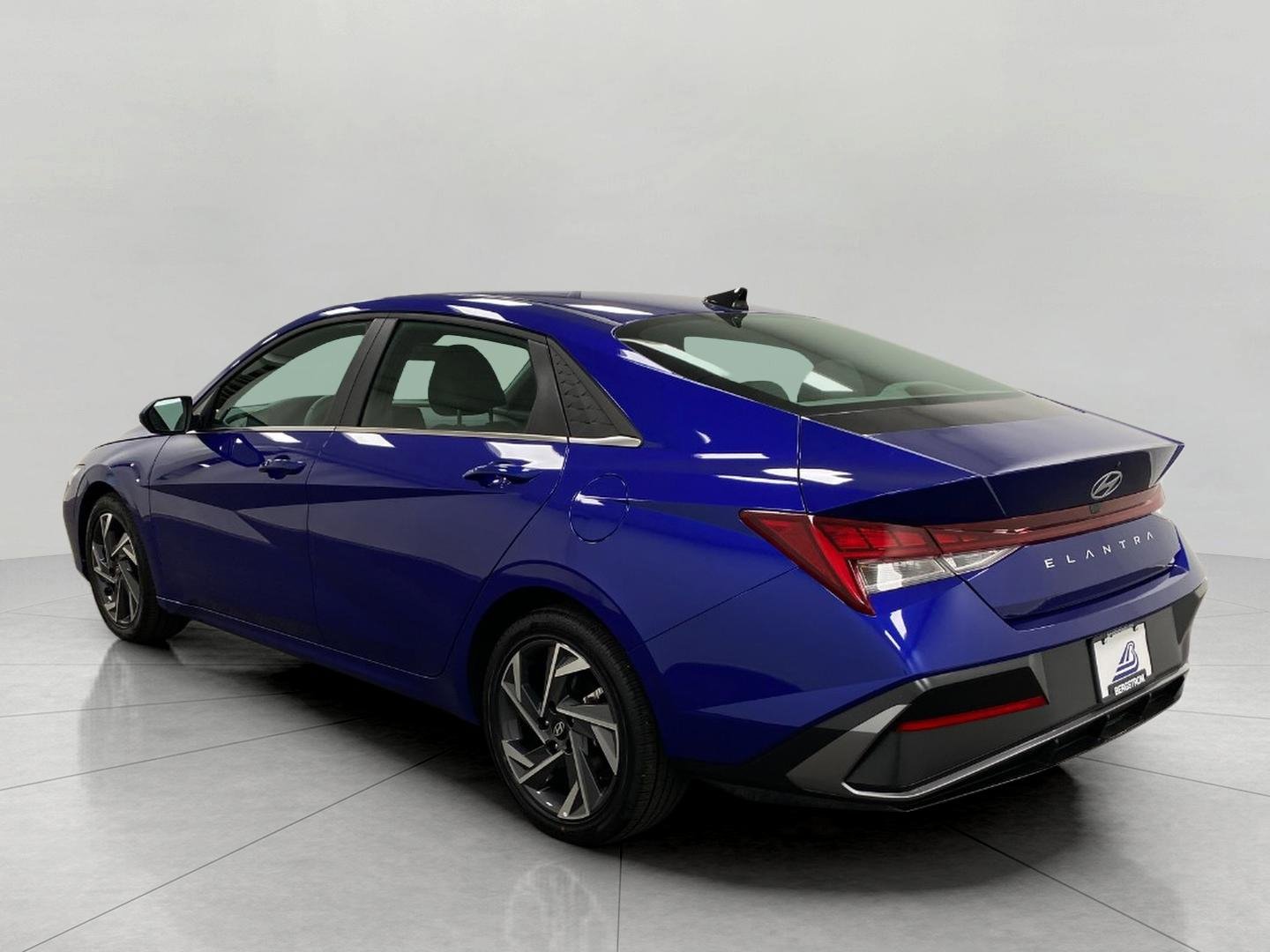 Certified 2025 Hyundai Elantra SEL FWD image 6