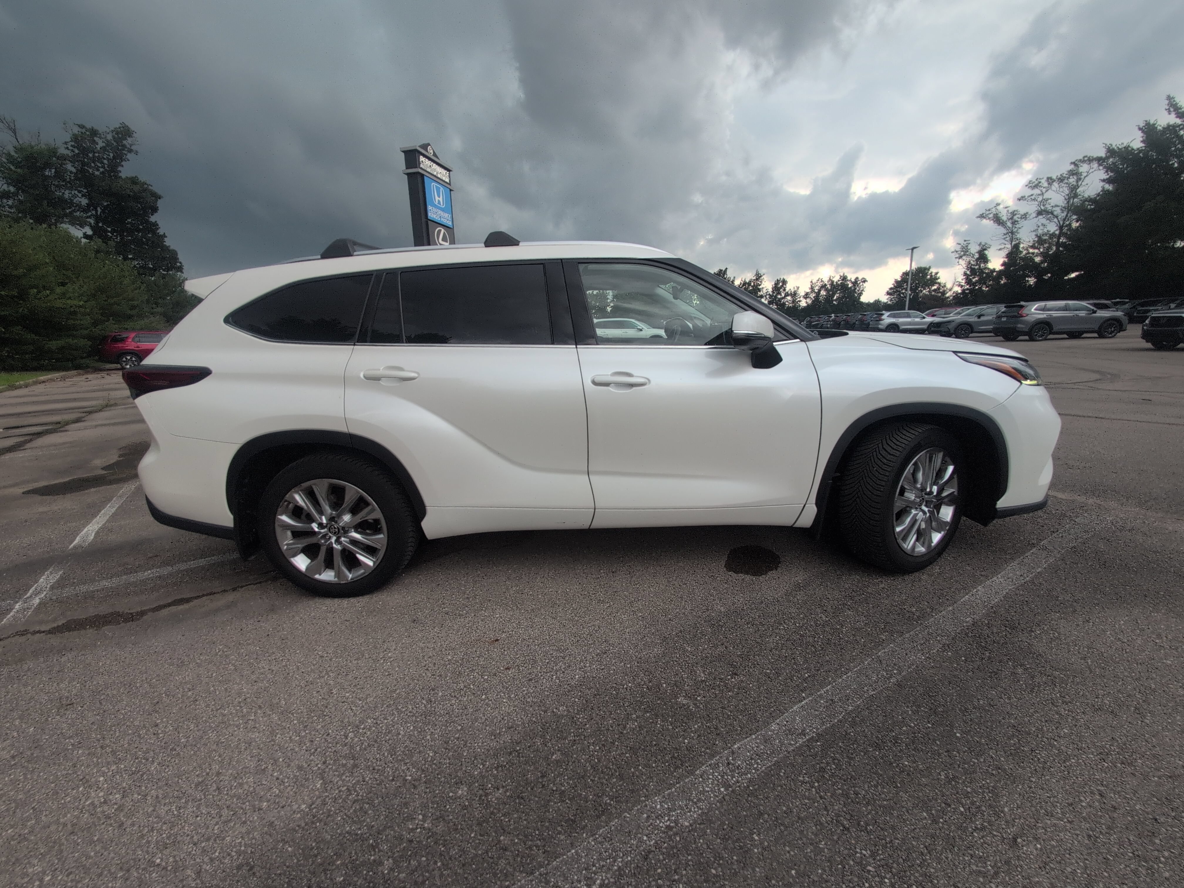 Used 2020 Toyota Highlander Limited AWD/4WD image 28