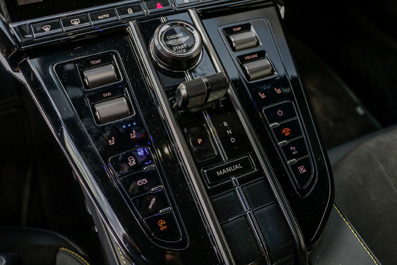 New 2025 Aston Martin V8 Vantage Coupe RWD image 28