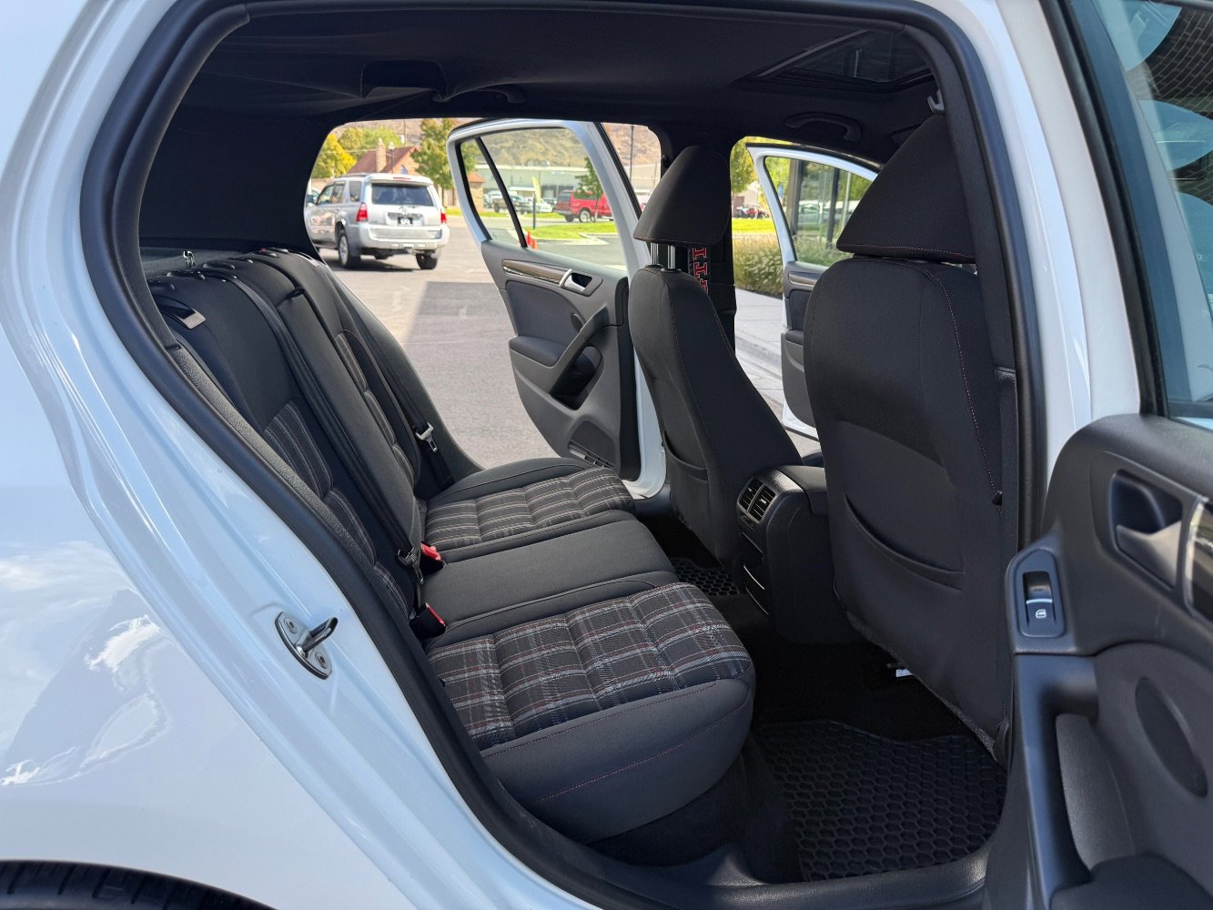 Used 2012 Volkswagen Golf 4-Door image 11