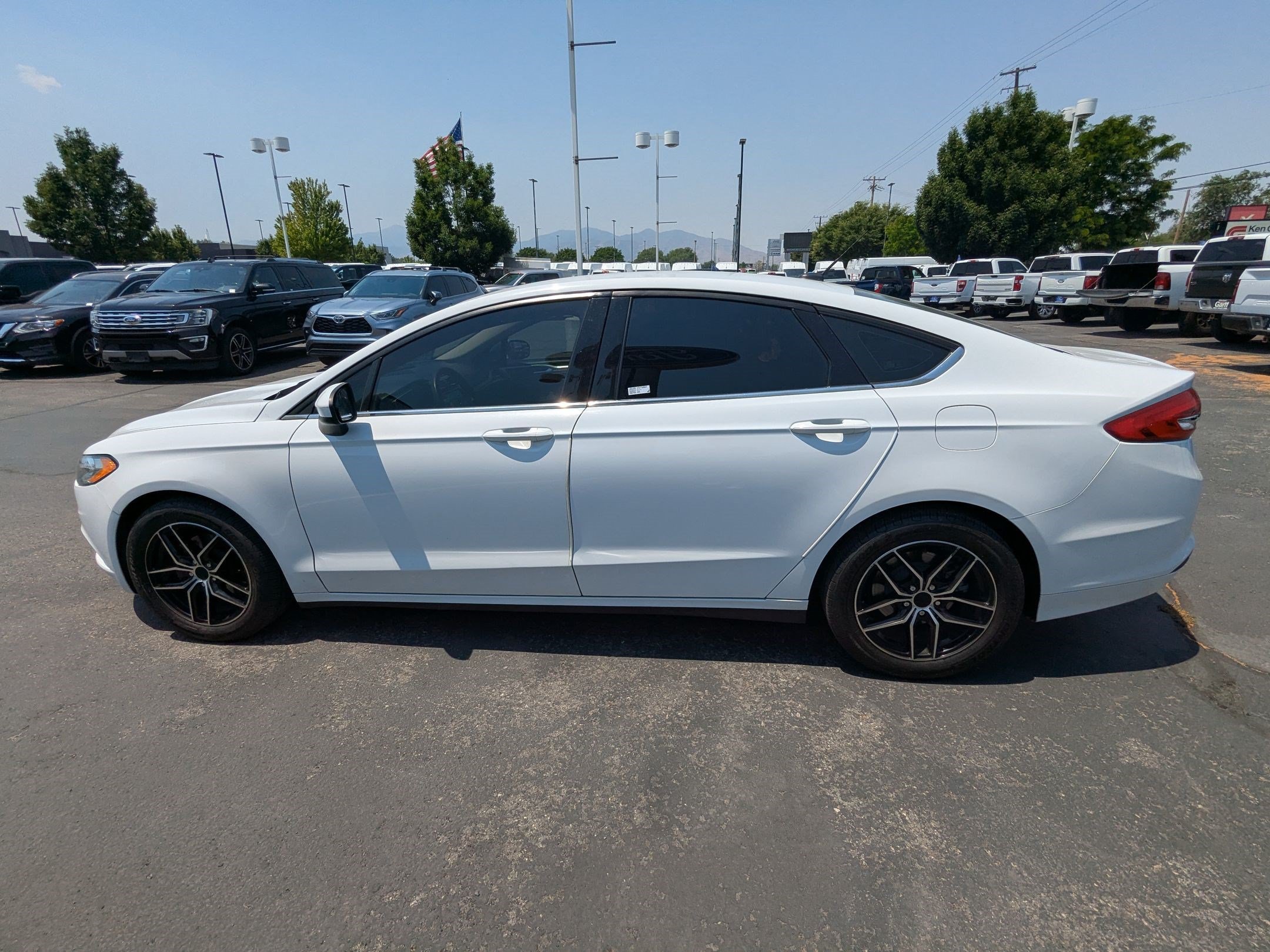 Used 2017 Ford Fusion SE w/ Fusion SE Technology Package FWD image 9