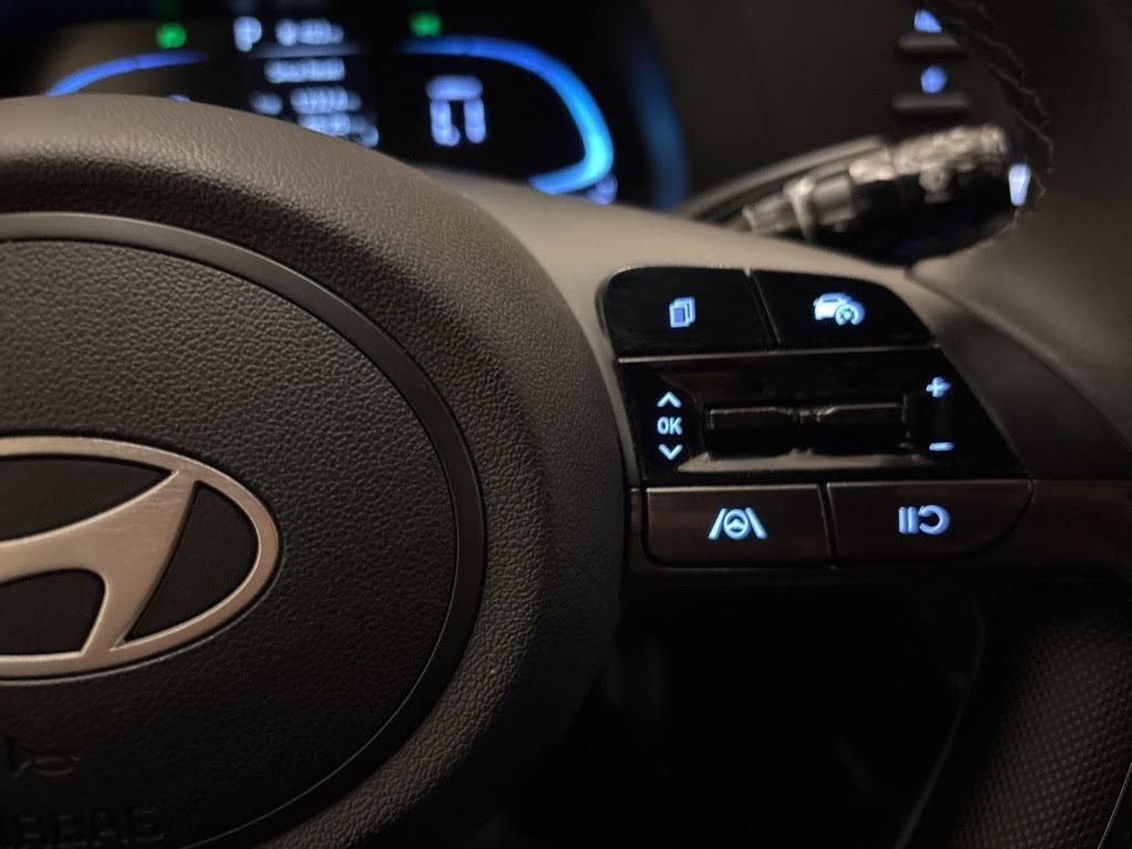 Certified 2025 Hyundai Elantra Sport image 17