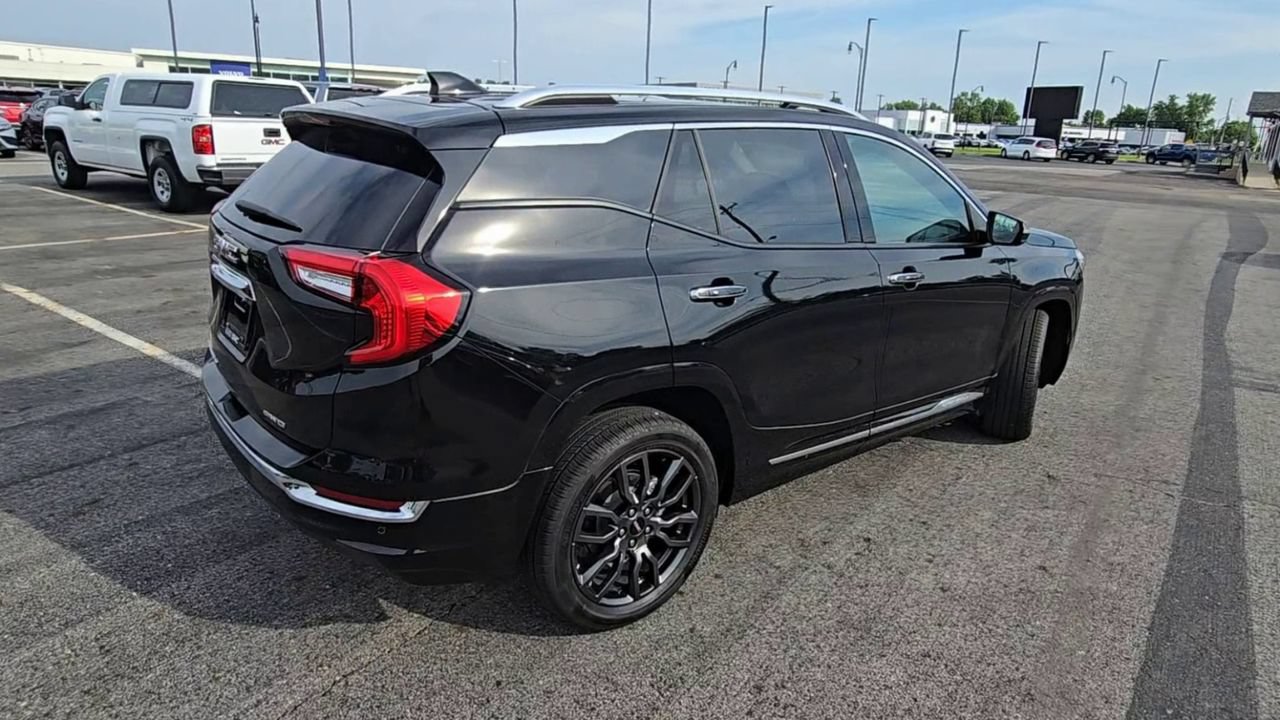 Used 2023 GMC Terrain Denali w/ Black Diamond Edition AWD/4WD image 9