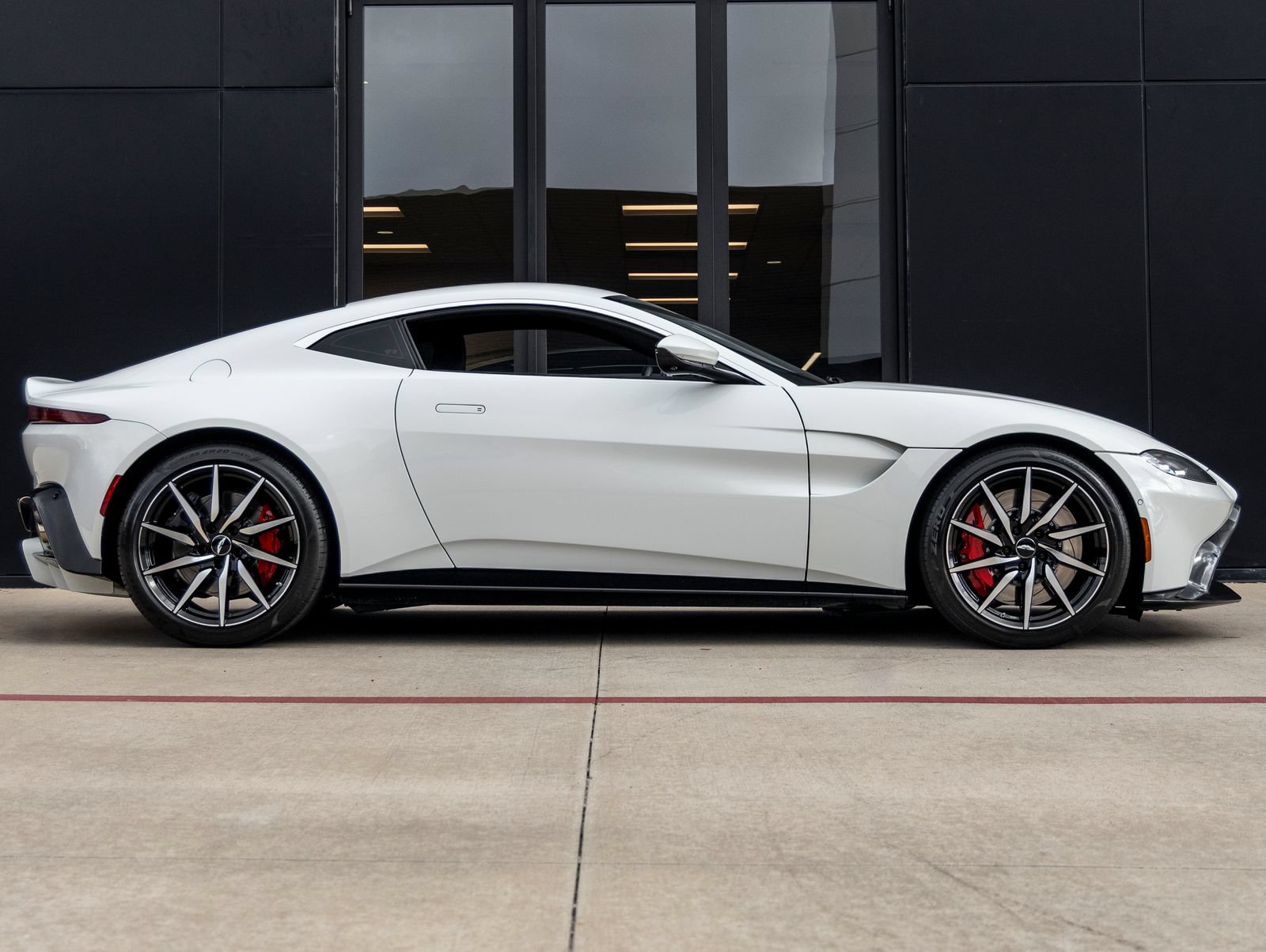 Used 2019 Aston Martin V8 Vantage Coupe RWD image 10