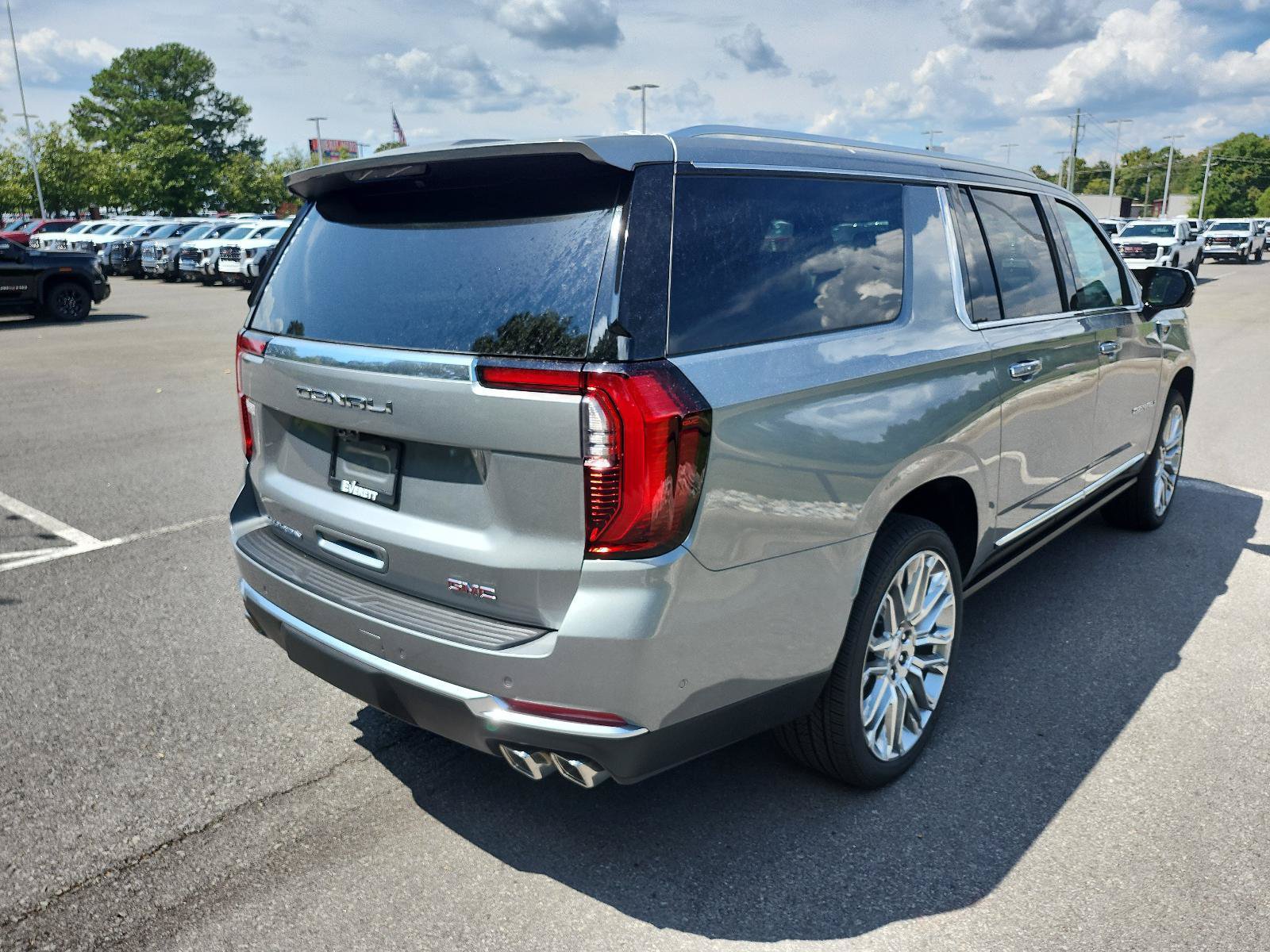 New 2026 GMC Yukon XL Denali w/ Denali Reserve Package AWD/4WD image 3