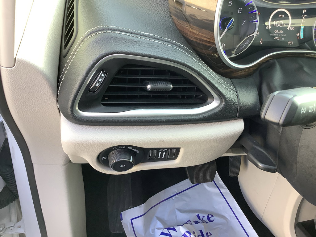 Used 2023 Chrysler Pacifica Limited FWD image 14