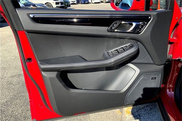 Used 2025 Porsche Macan image 27