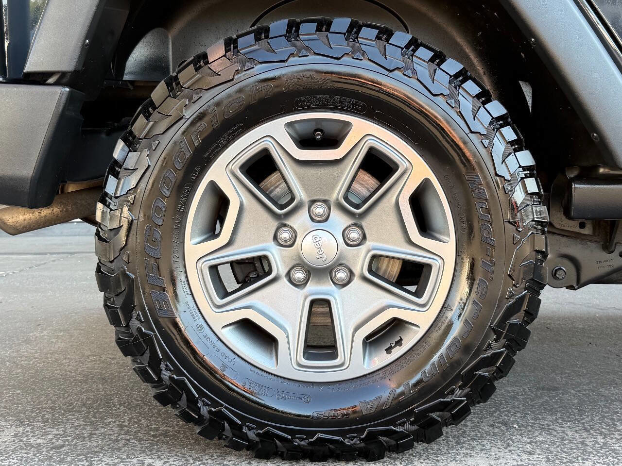 Used 2017 Jeep Wrangler Unlimited Rubicon w/ Cold Weather Group image 11