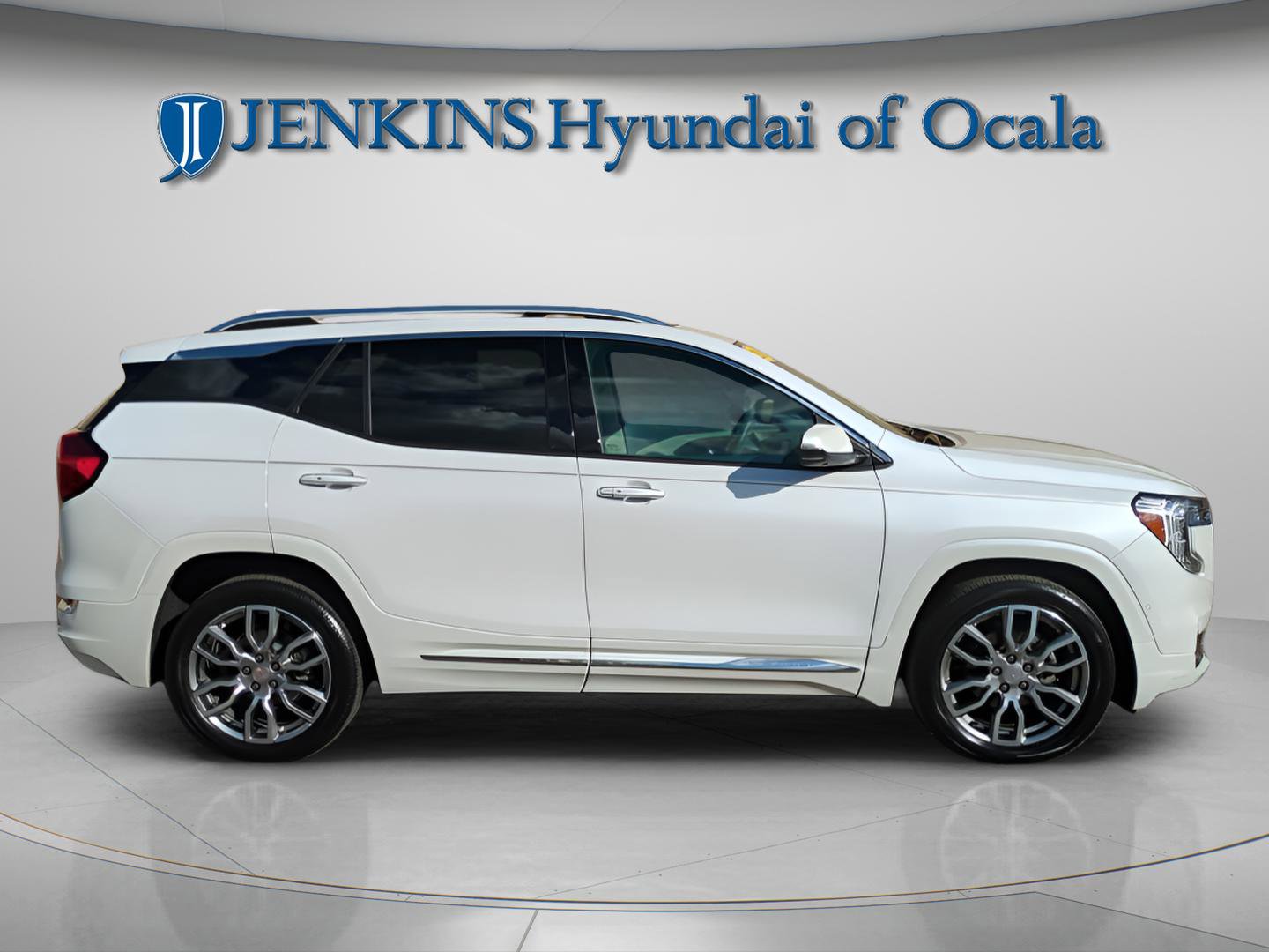 Used 2024 GMC Terrain Denali w/ Denali Premium Package image 2