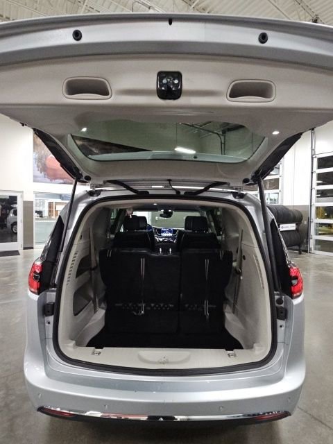 Used 2024 Chrysler Pacifica Touring-L image 36