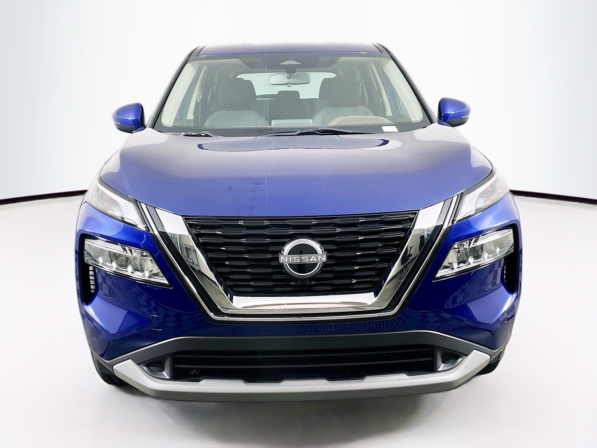 Used 2023 Nissan Rogue SV image 2