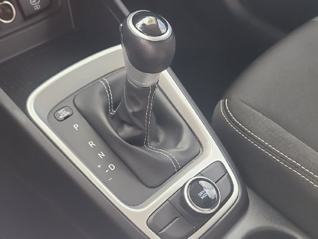 Used 2025 Hyundai Venue SEL FWD image 25