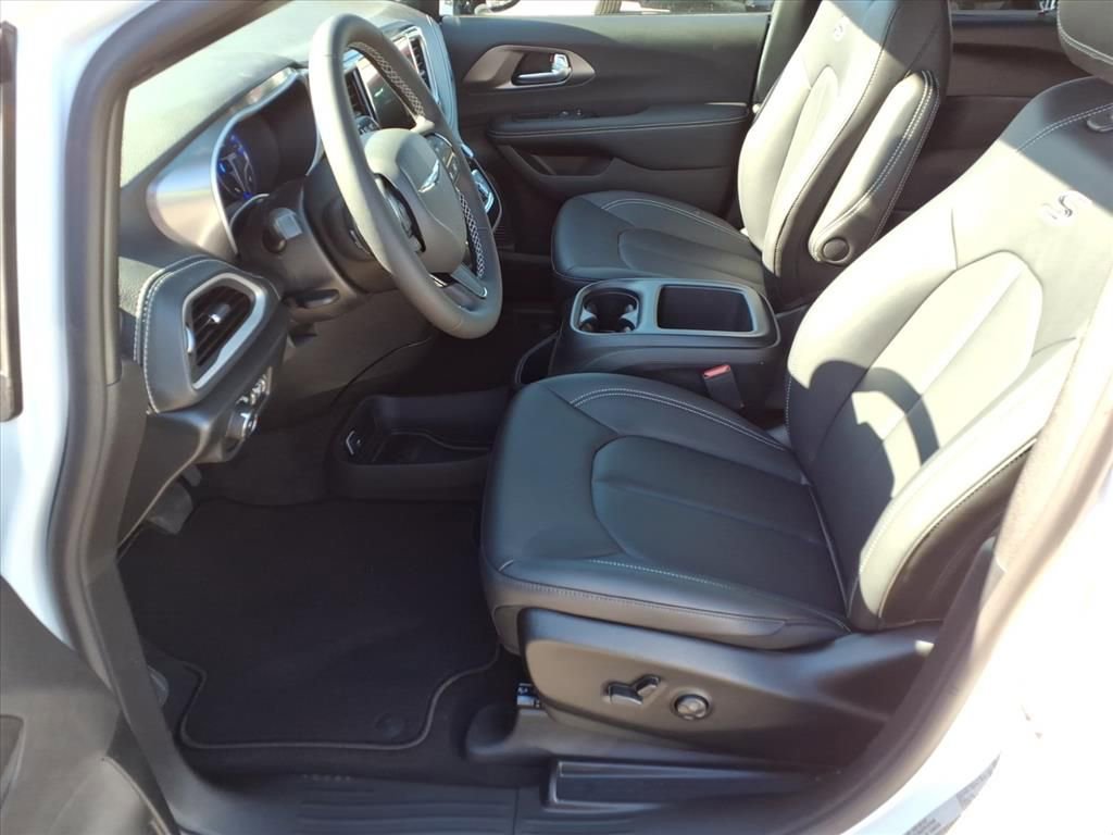 New 2026 Chrysler Pacifica Select image 11