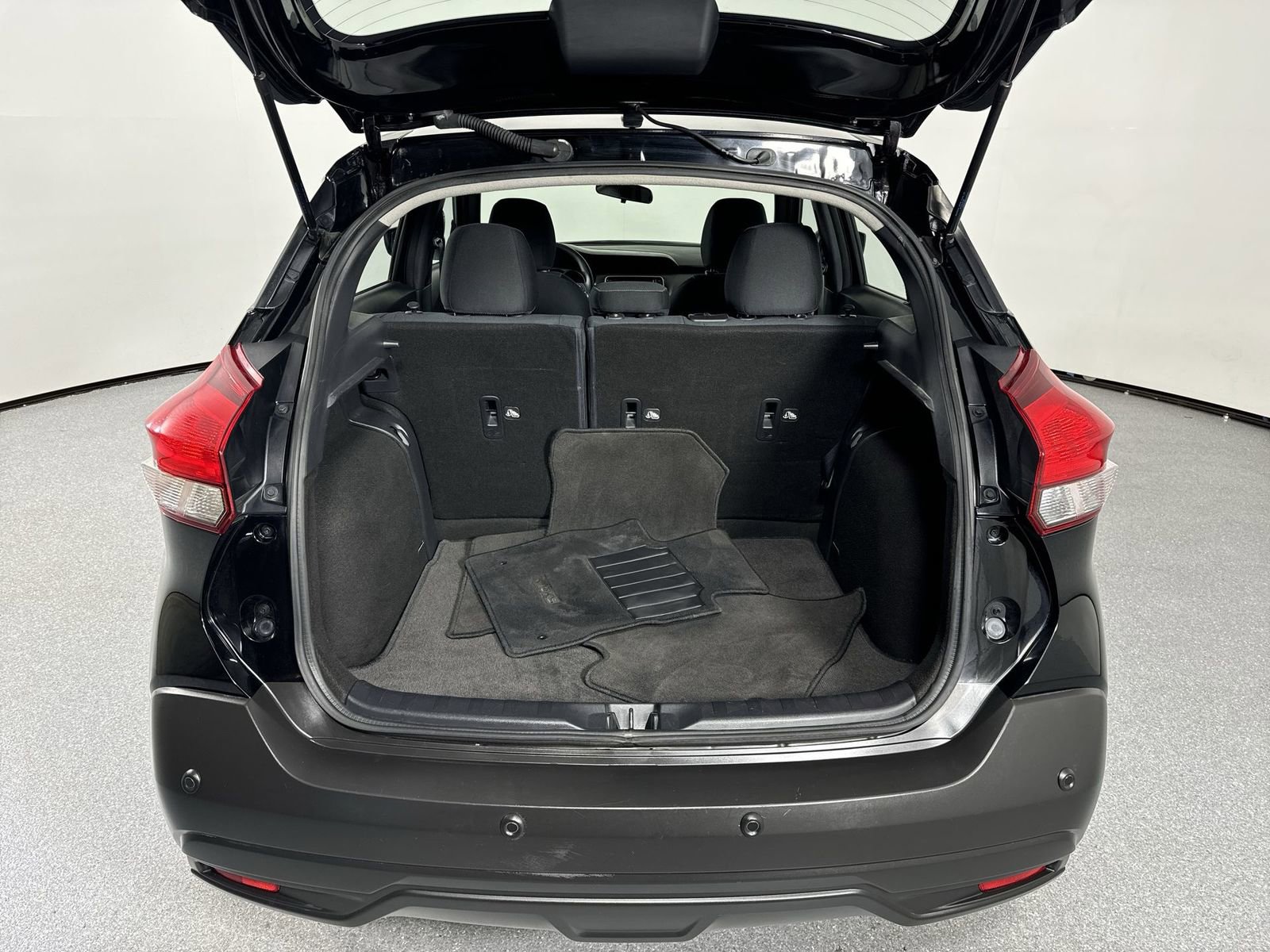 Used 2020 Nissan Kicks S image 34