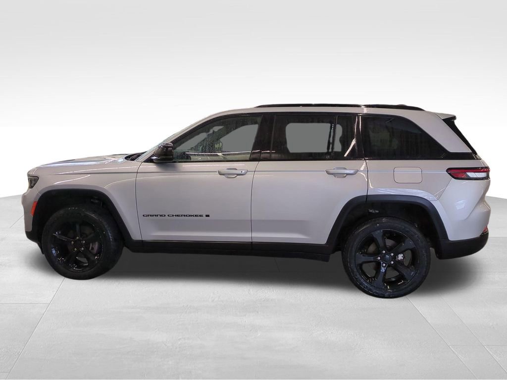Used 2023 Jeep Grand Cherokee Altitude image 7