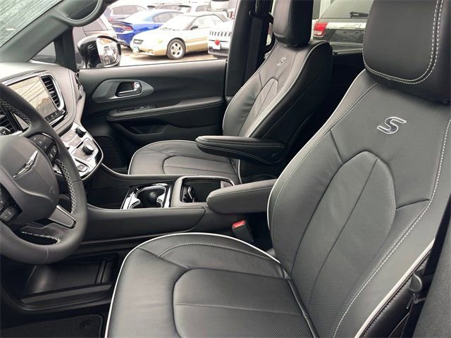 New 2026 Chrysler Pacifica Limited w/ S Appearance Package image 10