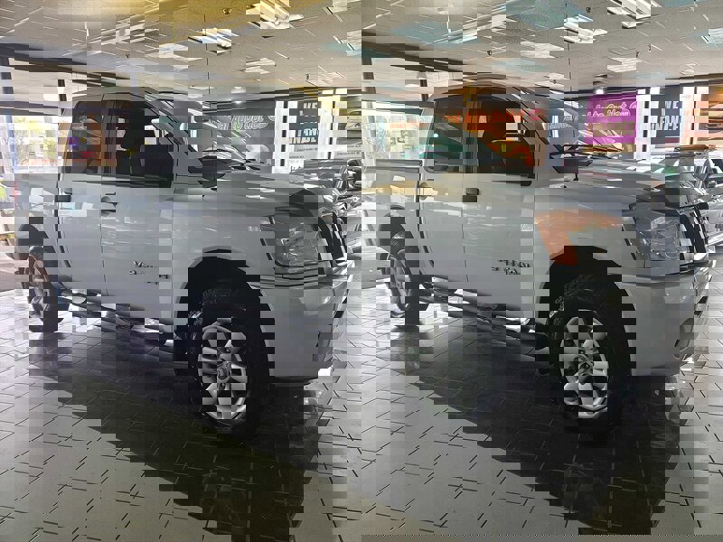 Used 2015 Nissan Titan SV image 4