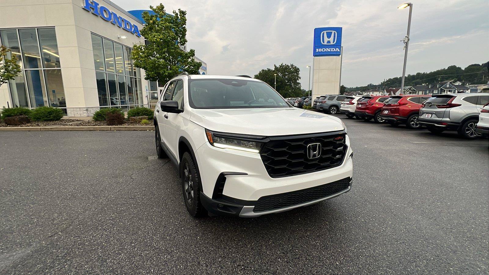 Used 2025 Honda Pilot TrailSport image 2