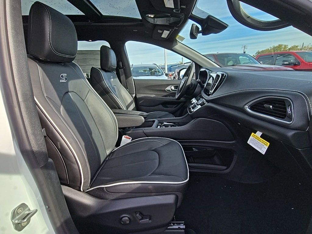 New 2026 Chrysler Pacifica Limited w/ S Appearance Package image 52