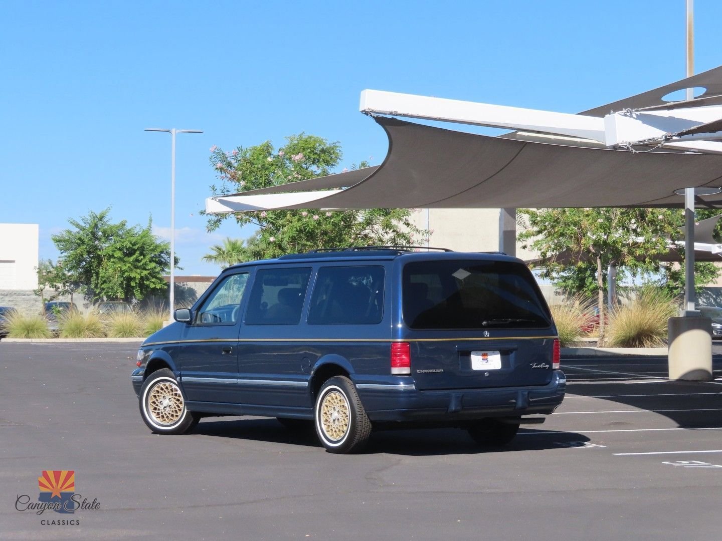 Used 1995 Chrysler Town & Country image 2