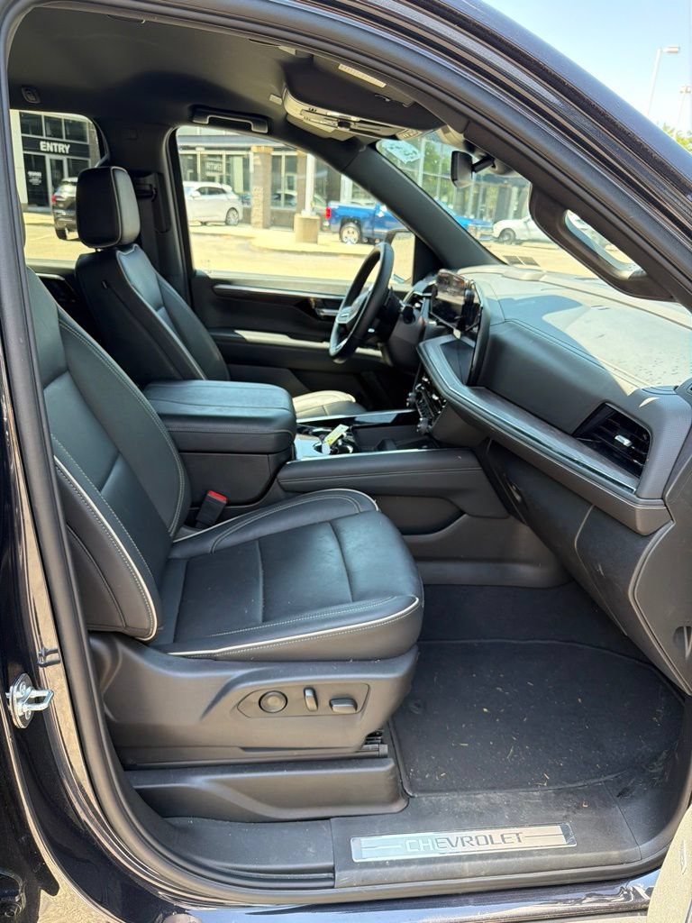 Used 2025 Chevrolet Suburban Premier AWD/4WD image 7