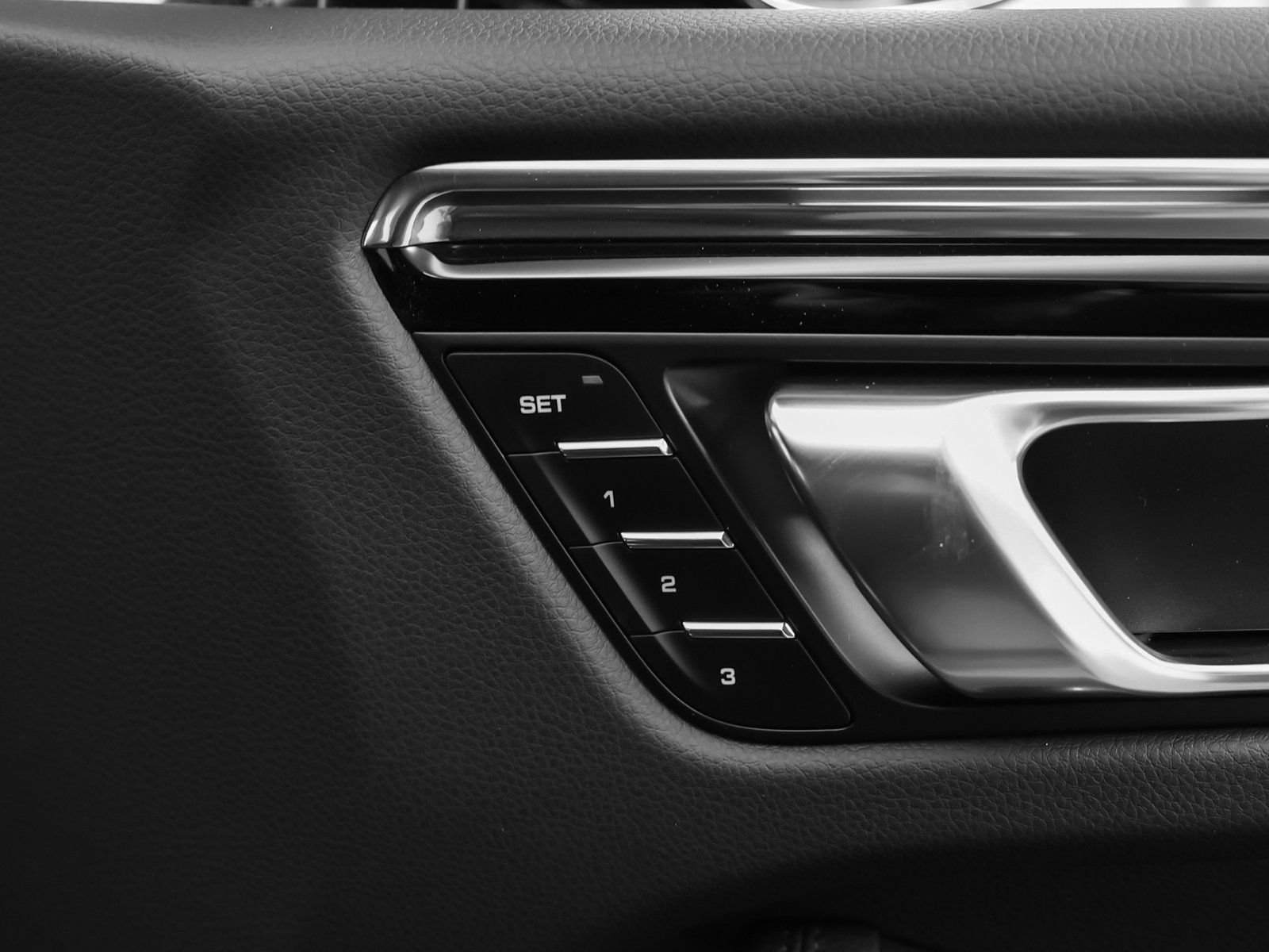 Certified 2025 Porsche Macan AWD/4WD image 18