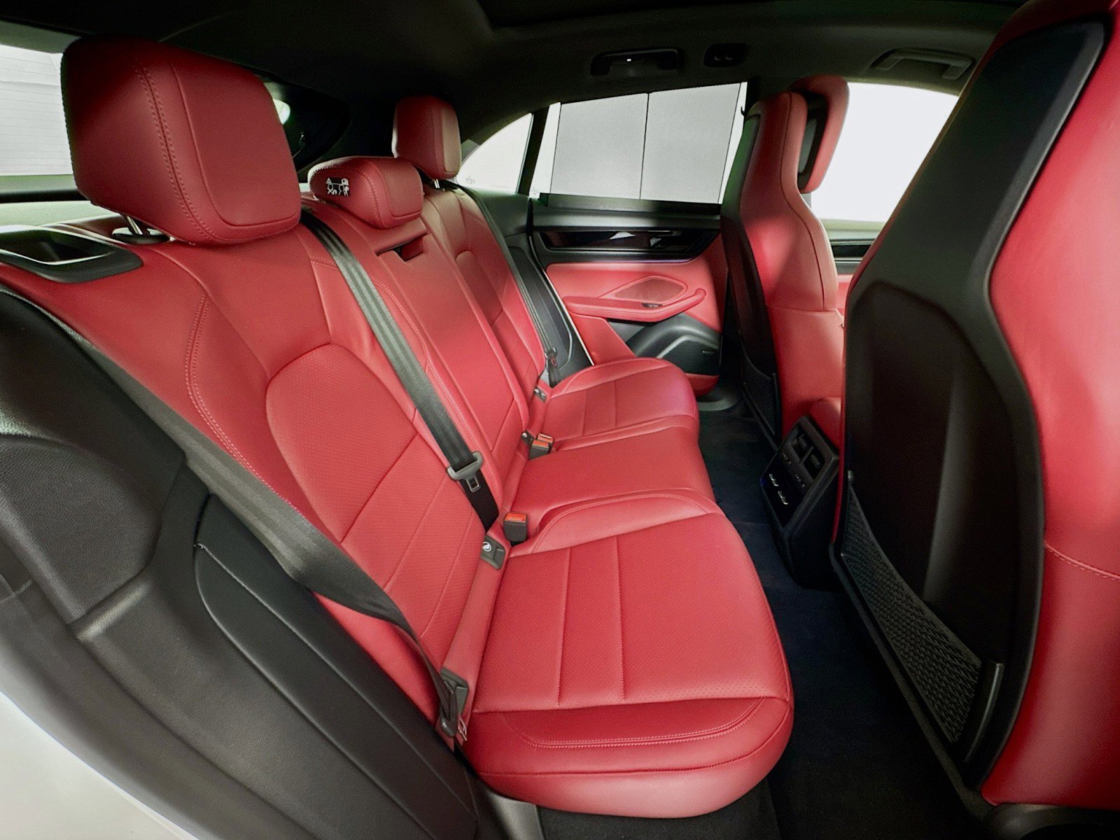 Certified 2025 Porsche Macan 4S Electric AWD/4WD image 23