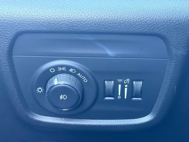 Used 2022 Jeep Grand Cherokee Limited w/ Luxury Tech Group II image 22