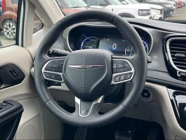 Used 2024 Chrysler Pacifica Select image 17