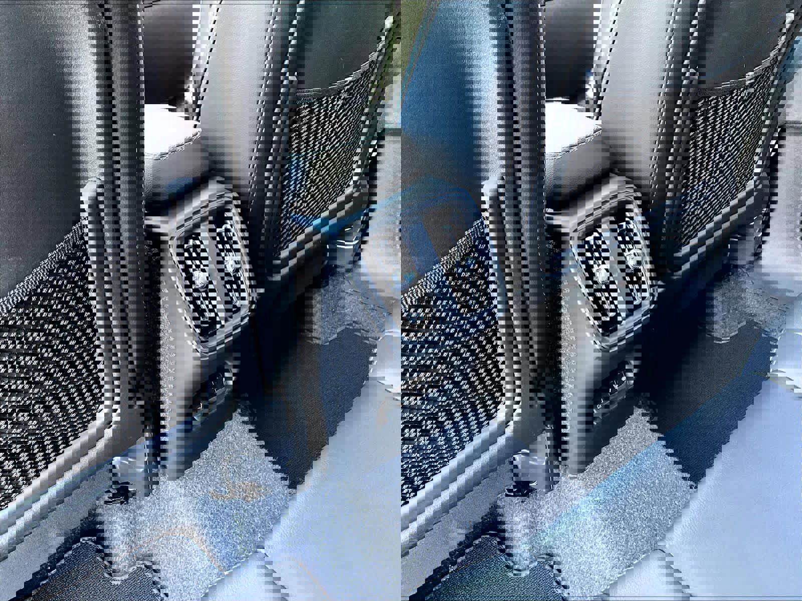 Used 2025 Volvo XC40 B5 Plus image 37