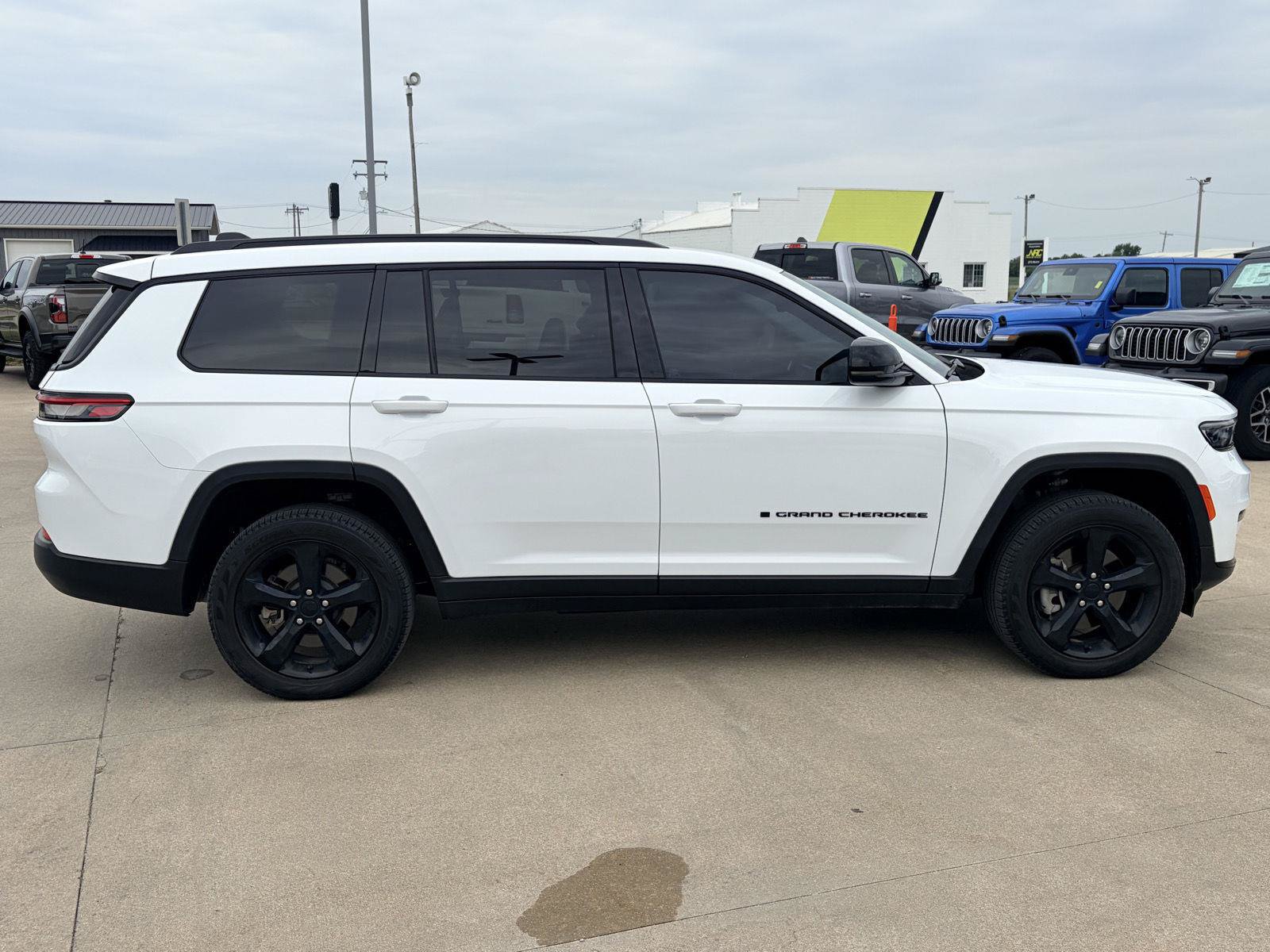 Used 2024 Jeep Grand Cherokee L Limited w/ Black Appearance Package AWD/4WD image 44