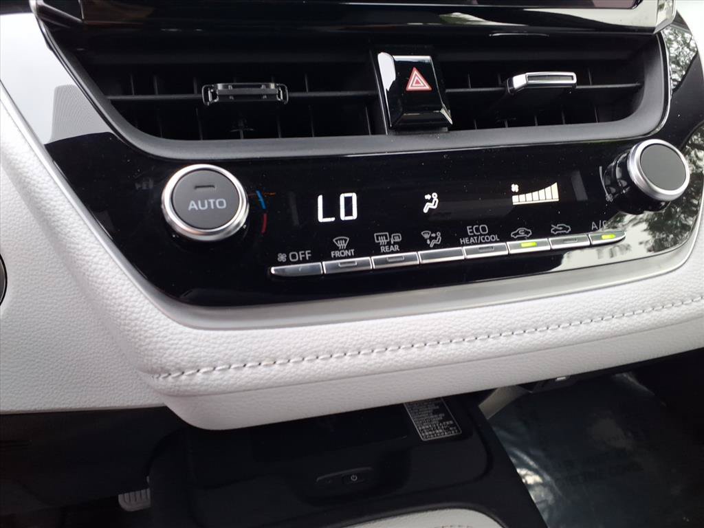 Used 2025 Toyota Corolla SE w/ SE Package FWD image 11