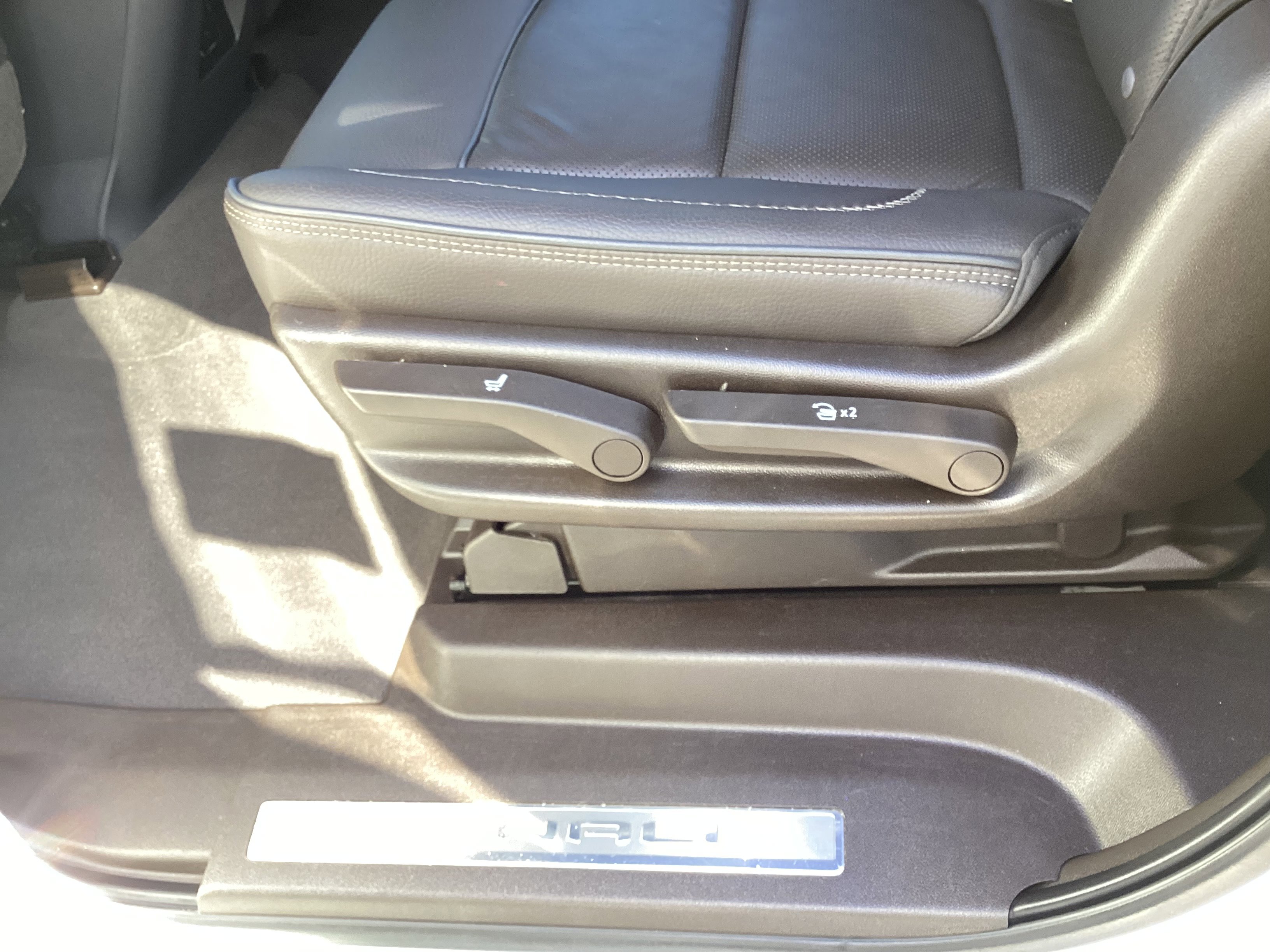 Used 2021 GMC Yukon XL Denali w/ Denali Premium Package image 25