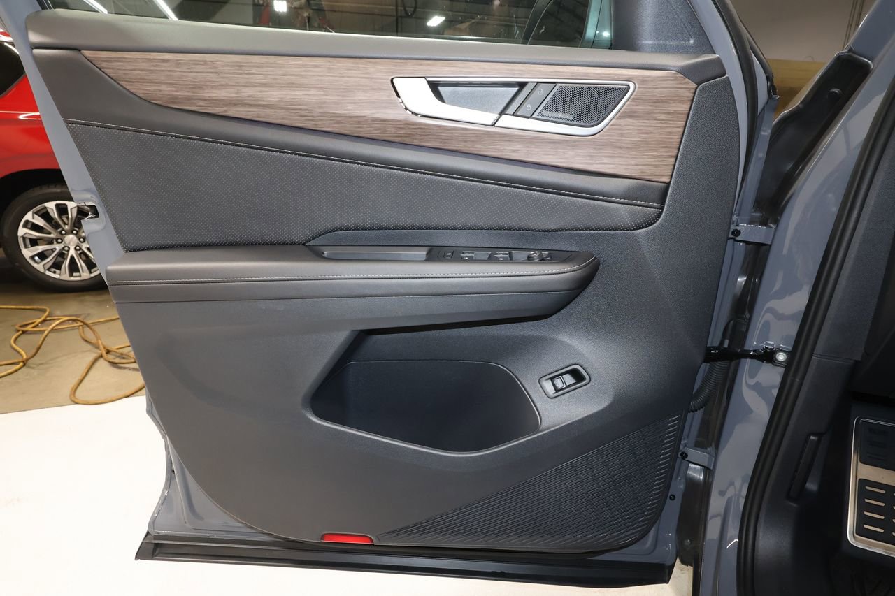 Used 2025 Volkswagen Atlas SEL Premium R-Line image 21